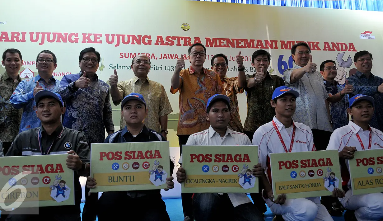Presiden Direktur Prijono Sugiarto (tengah belakang) berpose bersama tim layanan mudik Astra Holiday Campaign 2015, Jakarta, Jumat (10/7/2015). Program ini berlangsung pada 13-22 Juli 2015 di sepanjang jalur mudik Jawa-Bali. (Liputan6.com/Johan Tallo)