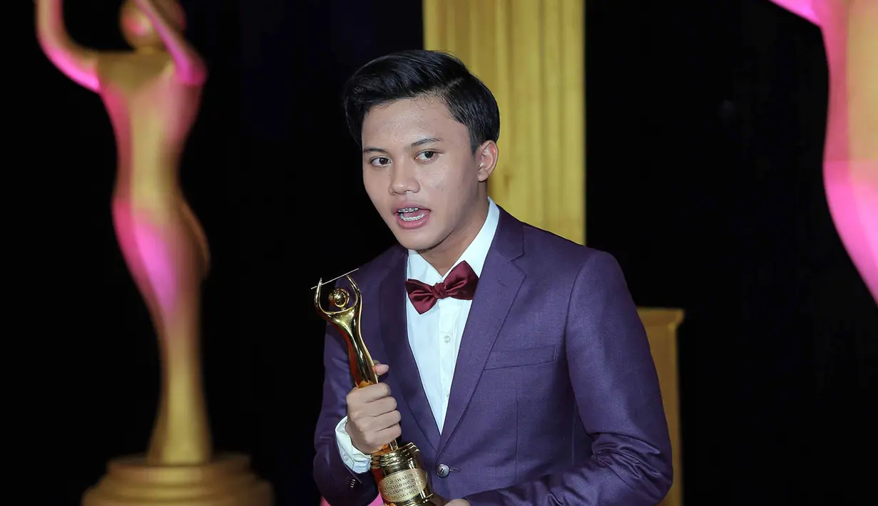 Penghargaan ini menjadi tambahan koleksi bagi Rizky. Sebelumnya, lewat lagunya Kesempurnaan Cinta, dinobatkan menjadi penyanyi yang bersinar dalam ajang Indonesian Choice Award 2016 pada Mei silam. (Deki Prayoga/Bintang.com)