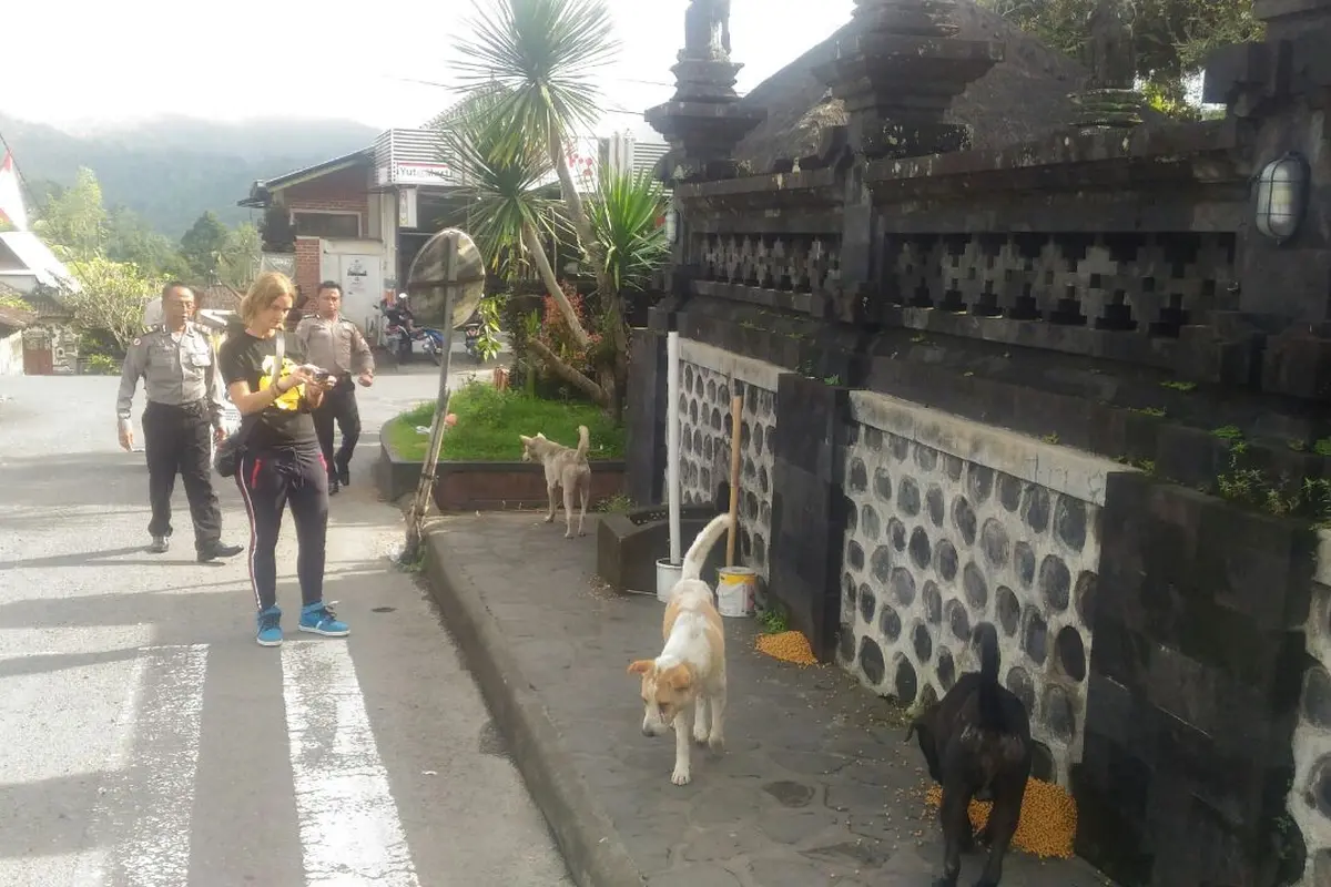 Ragam Jurus Agar Polisi dan Pengungsi Gunung Agung Tak Mati Kutu