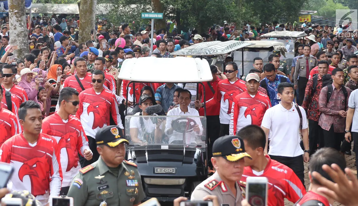 Presiden Joko Widodo bersama keluarga saat berlibur di Kebun Binatang Ragunan, Jakarta, Kamis (29/6). Mengisi libur Lebaran, Jokowi beserta keluarga memanfaatkannya untuk berlibur di kebun binatang beserta keluarga. (Liputan6.com/Angga Yuniar)