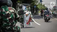 Anggota TNI membawa baliho Rizieq Shihab usai mencopot paksa dari sekitar kawasan Petamburan, Jakarta, Jumat (20/11/2020). Pencopotan dilakukan karena menyalahi aturan yang telah ditetapkan. (Liputan6.com/Faizal Fanani)