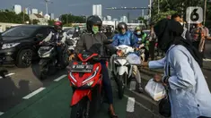 Aliansi Mahasiswa Lingkar Nusantara melakukan aksi dengan membagikan takjil di depan Gedung DPR/MPR, Jakarta, Rabu (6/4/2022). Dalam aksinya, mereka mendesak DPR untuk segera membentuk pansus terkait penambangan batu bara. (Liputan6.com/Johan Tallo)