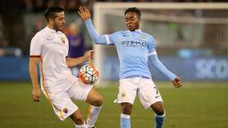 Sterling mendapat penjagaan ketat pemain AS Roma. (Action Images via Reuters/Jason O'Brien Livepic)