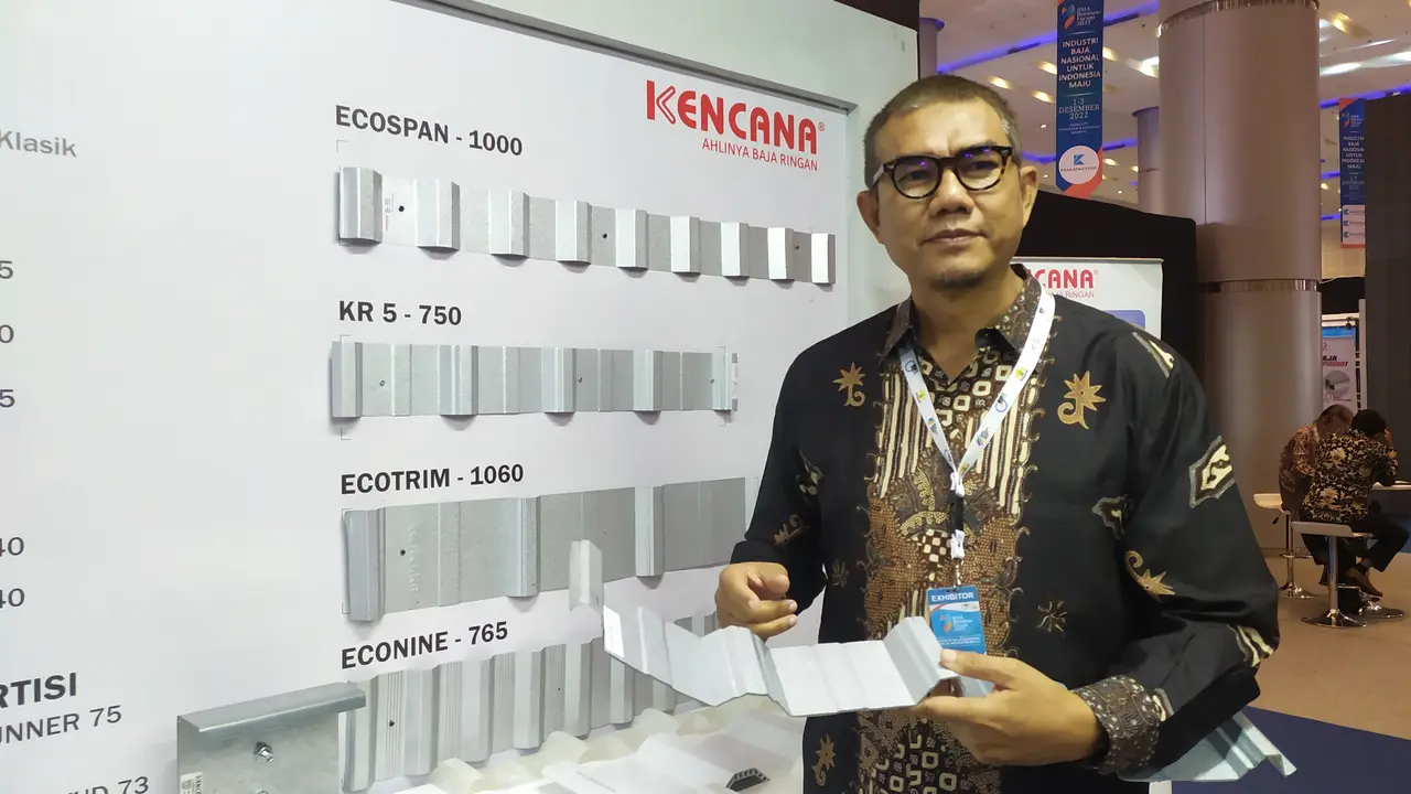 Perusahaan baja asal Surabaya PT Kencana Maju Bersama (KMB) mengenalkan produk kerangka solar cell di even IISIA Business Forum 2022, Sabtu (3/12/2022). 