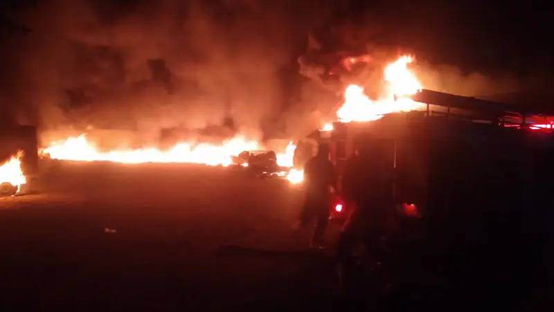 Tangkap layar rekaman video sebuah gudang penampungan BBM Ilegal terbakar di Lampung Selatan. Foto: (Dokumen warga)
