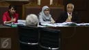 Otto Cornelis Kaligis (kiri) berdialog dengan saksi saat sidang Peninjauan Kembali (PK) di Pengadilan Negeri Jakarta Pusat, Senin (13/3). Sidang tersebut menghadirkan mantan hakim agung Laica Marzuki sebagai saksi ahli. (Liputan6.com/Helmi Afandi)