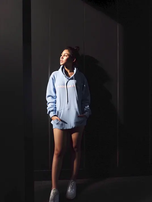 Perlihatkan kaki jenjangnya, gaya Vanesha Prescilla ini curi perhatian. Hoodie berwarna biru soft yang dikenakannya ciptakan keselarasan ketika berpadu dengan nuansa gelap disekitarnya. Sneakers putih yang digunakannya pun mendukung penampilannya yang stylish. (Liputan6.com/IG/@vaneshaass)