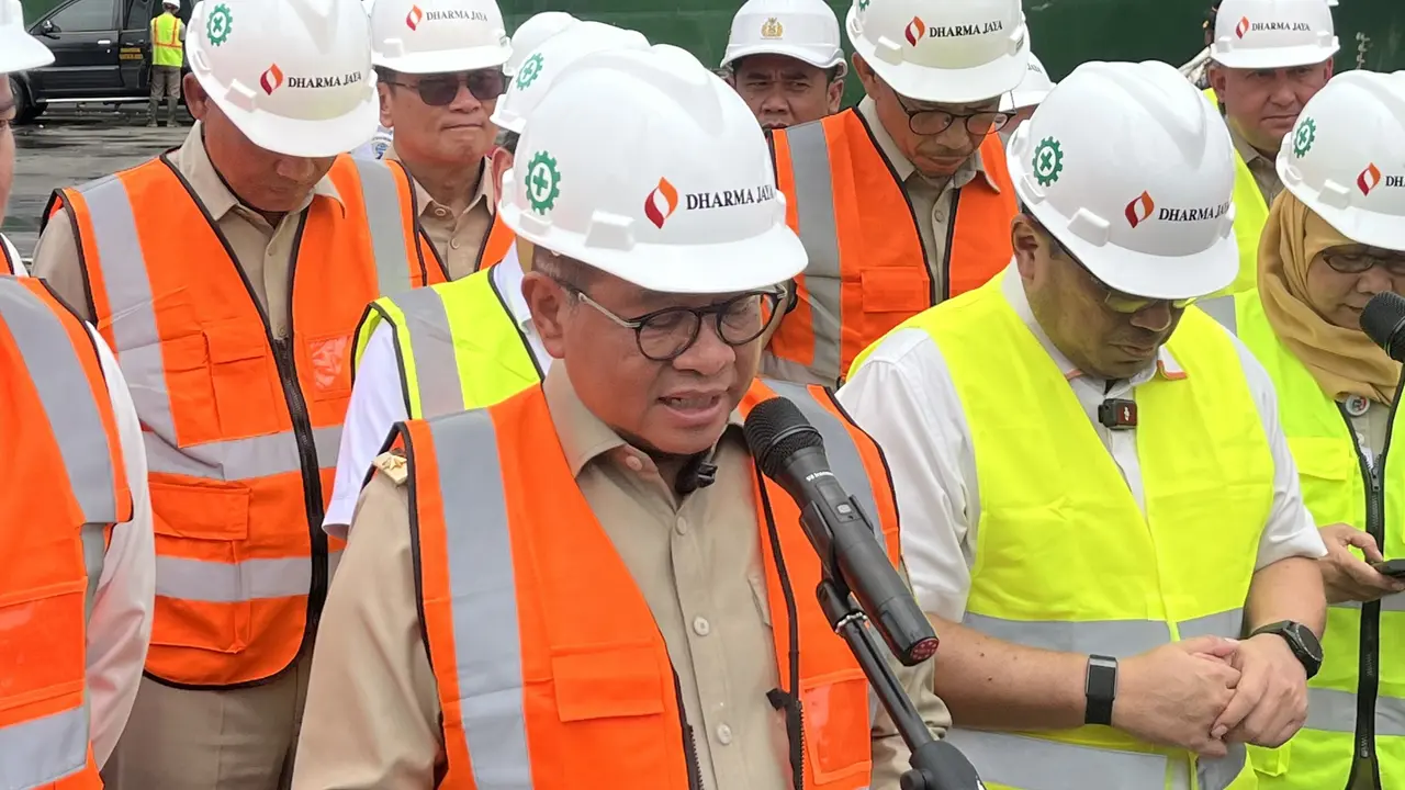 Gubernur Jakarta Pramono Anung di Dermaga 101, Pelabuhan Tanjung Priok, Jakarta Utara.