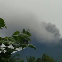 Kondisi Gunung Agung di Kabupaten Karangasem, Bali kembali mengeluarkan awan asap, Selasa (21/11). Saat ini, Gunung Agung sendiri berada dalam status siaga 3. (twitter.com/bnpb_indonesia)