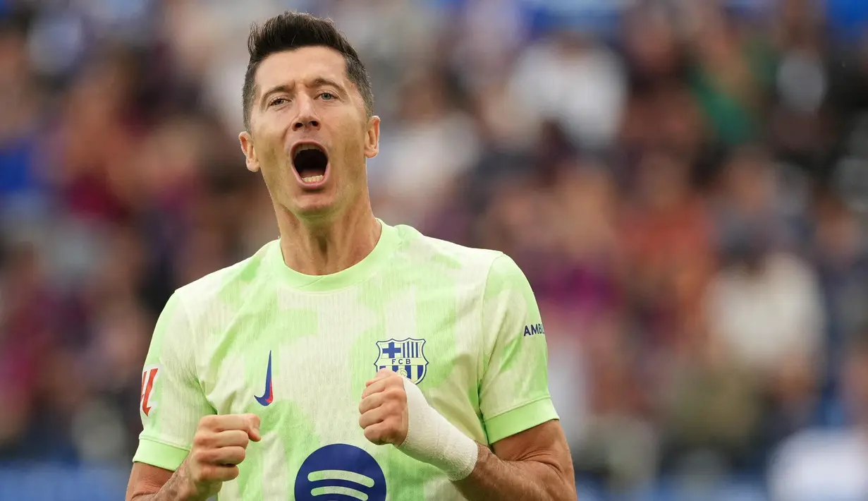 Tiga gol Robert Lewandowski ke gawang Deportivo Alaves sekaligus menempatkan Barcelona kokoh di pucuk klasemen sementara Liga Spanyol 2024/2025 dengan 24 poin dari sembilan laga. (Cesar Manso/AFP)