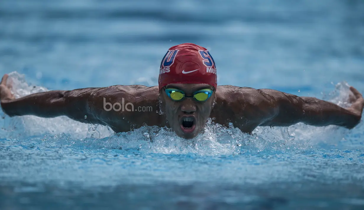 Perenang Indonesia, Triady Fauzi, berlatih jelang SEA Games 2017 Malaysia di Tirta Arum Swimming Pool Badung, Bali, Jumat (30/6/2017). (Bola.com/Vitalis Yogi Trisna)