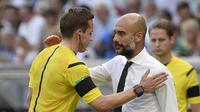 Wasit Tobias Stieler (kiri) bersama pelatih Bayern Munchen, Josep Guardiola. (AFP/Thomas Kienzle)