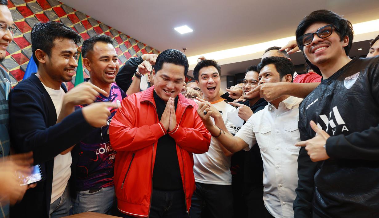 <p>Menteri BUMN Erick Thohir menjadi orang kedua yang mendaftar sebagai caketum PSSI periode 2023-2027 dengan dukungan oleh 60 pemilik suara. (Bola.com/M Iqbal Ichsan)</p>