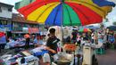 Pedagang menggoreng sosis saat berlangsungnya pasar malam di Petamburan, Jakarta, Selasa (10/1). Pasar malam menjadi alternatif belanja golongan menengah ke bawah. (Liputan6.com/Angga Yuniar)