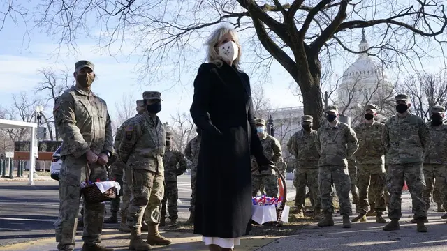 Ibu Negara Jill Biden mengunjungi Garda Nasional di Washington, DC.