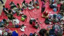 Sebelumnya, berdasar laporan awal ada sekitar 400-an pengungsi di GOR Pandan, Tapanuli Tengah, Provinsi Sumatera Utara. Tampak dalam foto, warga yang mengungsi beristirahat di tempat pengungsian setelah banjir bandang dan tanah longsor di Pandan, Tapanuli Tengah, Provinsi Sumatera Utara, pada 30 November 2025. (YT Hariono/AFP)