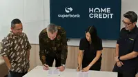 Penandatanganan kerja sama pembiayaan antara Superbank dan Home Credit dilakukan oleh Melisa Hendrawati, Direktur Keuangan Superbank (kedua dari kanan) dan Volker Giebitz, Direktur Home Credit Indonesia (kedua dari kiri) yang disaksikan oleh Sukiwan, Chief Business Officer Superbank (paling kanan) dan Dharma S. Ksatryo, Head of Funding Home Credit Indonesia (paling kiri) di kantor Superbank, Jakarta. Foto: Superbank