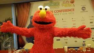 Karakter Sesame Street, Elmo saat konferensi pers di kawasan Kuningan, Jakarta, Selasa (9/6). Acara drama musikal anak-anak paling populer itu akan berlangsung pada 10-13 Juni 2015 di The Kasablanka Hall and Convention Center. (Liputan6.com/Faisal R Syam)