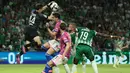 Penjaga gawang, Maccabi Haifa Josh Cohen (kiri) berusaha menangkap bola saat bertanding melawan Juventus selama pertandingan lanjutan grup H Liga Champions di stadion Sammy Ofer di kota Haifa pada 11 Oktober 2022. Maccabi Haifa menang atas Juventus 2-0. (AFP/JACK GUEZ)