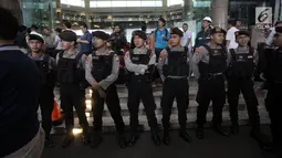 Petugas kepolisian berjaga di sekitar lokasi Gedung BEI, Jakarta, Senin (15/1). Situasi saat ini sudah mulai kondusif. (Liputan6.com/Arya Manggala)