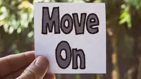 Ilustrasi move on. (Photo by Rulo Davila: https://www.pexels.com/photo/move-on-message-on-a-paper-5314960/)