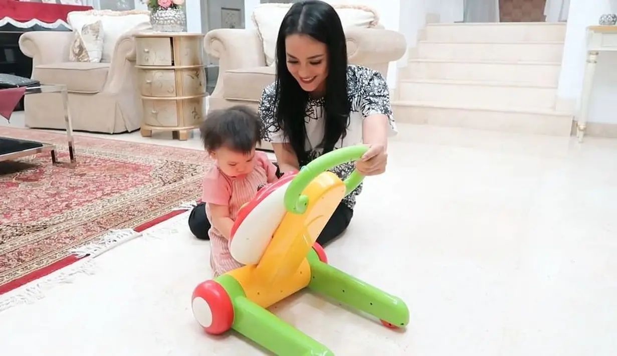 Setelah menjalani hidup tanpa didampingi suami, pemeran dalam sinetron Muslimah itu ingin fokus dalam membesarkan buah hati dan kembali menata kariernya. (Instagram/ririnekawati)