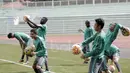 Evan Dimas dan para pemain Timnas Indonesia saat berlatih di Stadion Rizal Memorial, Manila, (23/11/2016).  (Bola.com/Nicklas Hanoatubun)