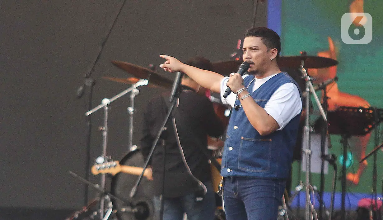 Sal Priadi memukau penggemarnya dengan lagu paling hits miliknya, yaitu Gala Bunga Matahari. (Liputan6.com/Herman Zakharia)