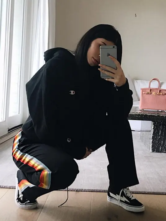 Soal kemesraan, Kylie dan Tyga juga pernah melakukannya saat rapper asal Amerika ini berulang tahun. Saat itu Kylie mengunggah fotonya bersama Tyga yang sedang berpelukan mesra. (Instagram/Kyliejenner)