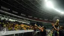 Pelatih Mitra Kukar, Jafri Sastra menyapa suporternya saat merayakan kemenangan atas Semen Padang pada final turnamen Piala Jenderal Sudirman, Minggu (24/1/2016). Mitra Kukar unggul 2-1 atas Semen Padang. (Liputan6.com/Helmi Fithriansyah)