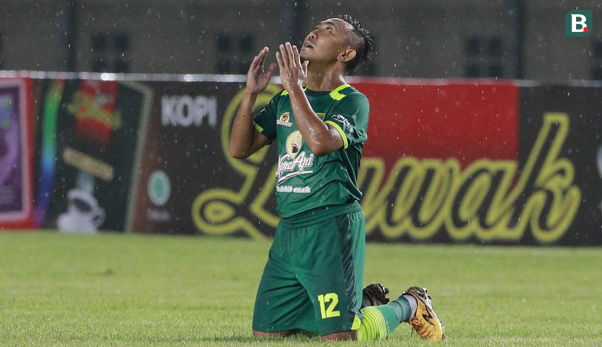 Gelandang Persebaya Surabaya, Rendi Irwan merayakan kemenangan 2-1 atas Persik Kediri usai berakhirnya laga Grup C Piala Menpora 2021 di Stadion Si Jalak Harupat, Bandung, Selasa (23/3/2021). (Bola.com/M Iqbal Ichsan)