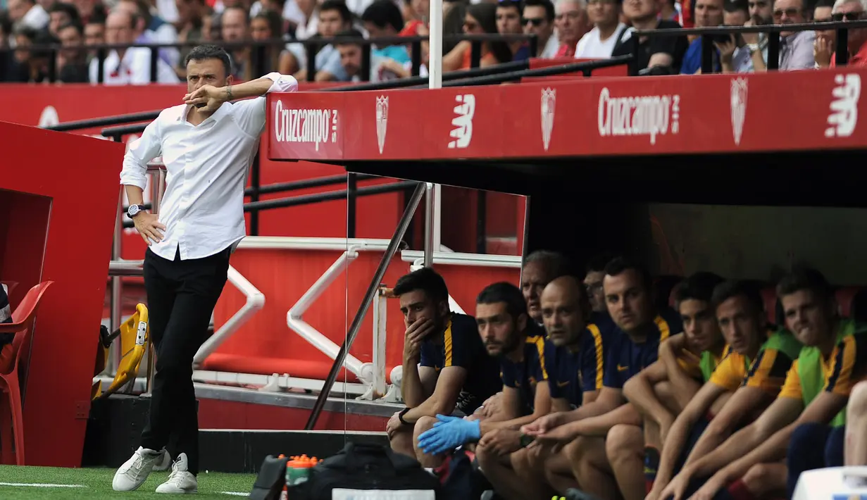 Pelatih Barcelona, Luis Enrique (kiri) bersandar di atap bench pemain setelah timnya kalah dari Sevilla 1-2 pada lanjutan La Liga Spanyol di Stadion Ramon Sanchez Pizjuan, Sevilla. (3/9/2015). (AFP Photo/Cristina Quicler)