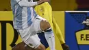Pemain timnas Argentina, Lionel Messi berusaha mencetak gol ke gawang Ekuador pada Kualifikasi Piala Dunia 2018 di Stadion Atahualpa, Rabu (11/10). Hat-trick Messi membawa Argentina lolos ke Piala Dunia dengan skor 3-1. (PABLO COZZAGLIO / AFP)
