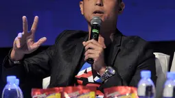 Film Maker Ernest Prakasa (dua kiri) berbicara dalam diskusi Hitmaker In Multiple Platform selama XYZ Day 2018 di The Hall, Senayan City, Jakarta, Rabu (25/4). Diskusi membahas seputar pembuatan karya di berbagai platform. (Merdeka.com/Iqbal Nugroho)