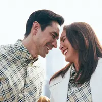 Selama 19 tahun menikah, romantisme Donna Agnesia dan Darius Sinathrya seolah tidak luntur. Selain selalu terlihat kompak, keduanya terlihat serasi dalam busana kasual dan formal [@dagnesia]