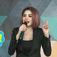 Nikita Mirzani berteman baik dengan suami Nafa Urbach, Zack Lee. Meski akui Zack ganteng, Nikita bantah miliki hubungan spesial dengan pria tersebut. 