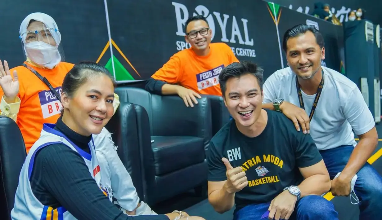 Tak lama setelah Satria Muda Pertamina menundukkan Pelita Jaya, Baim Wong kebanjiran ucapan selama dari sejumlah selebritas. “Yay!” pekik Umay Lubis di kolom komentar. “Congrats ya Baim atas pencapaiannya @smpertamina memenangkan final IBL 2022,” Dedi Suherman menyahut. “Maju jaya SM memang gak ada lawan pokoknya,” akun @jeje**** menyelamati. (Foto: Instagram @baimwong).
