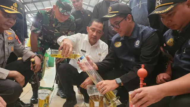 Wakil Wali Kota Depok, Chandra Rahmansyah menemukan bahwa takaran Minyakita tidak sesuai dan produsen menggunakan izin ilegal saat sidak di Pasar Sukatani. (Dicky Agung).