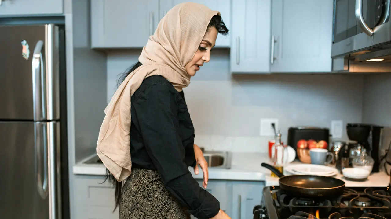 Seorang perempuan sedang memasak
