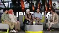 Bakal Calon Wakil Presiden Muhaimin Iskandar bersama istri, Rustini Murtadho dan Bakal Calon Presiden Anies Baswedan bersama istri, Fery Farhati Ganis (dari kiri ke kanan) saat program Pemilu stasiun televisi SCTV “Kita Indonesia” di kawasan Gelora Bung Karno Jakarta, Selasa (12/9/2023). (Liputan6.com/Helmi Fithriansyah)