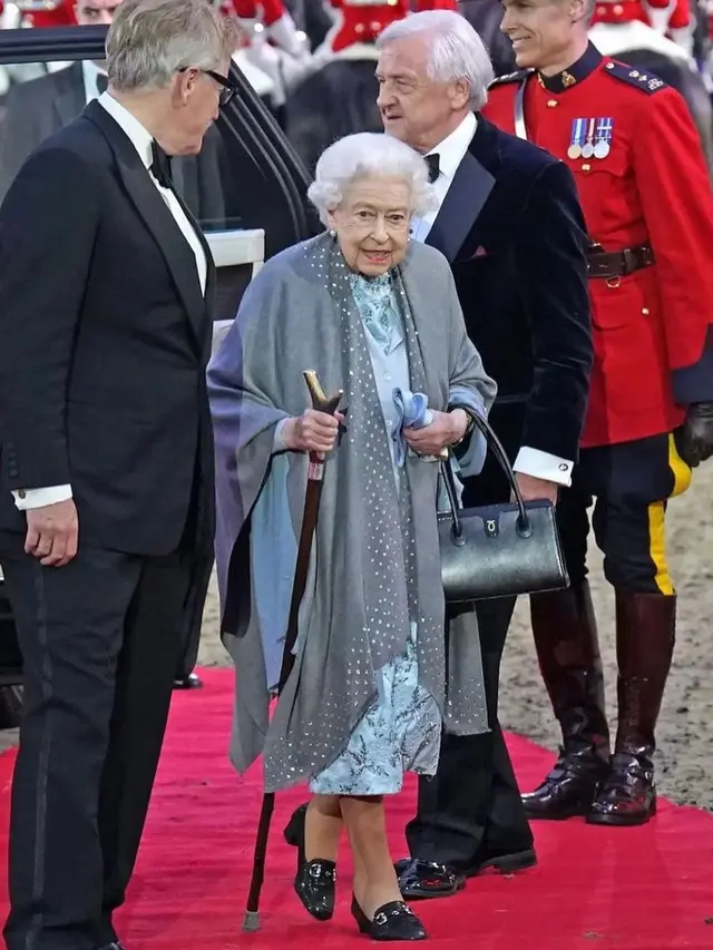 Penampilan Kejutan Ratu Elizabeth II Setelah Sembuh dengan Outfit Serba Kuning