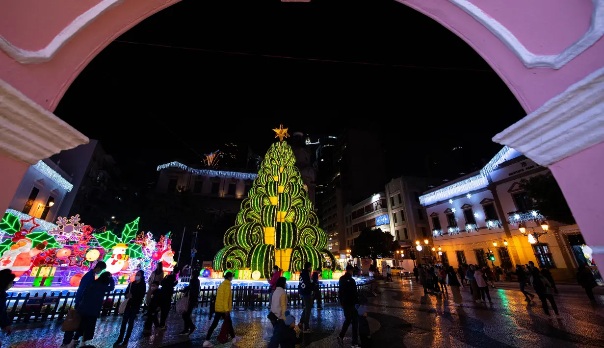 Pohon dan dekorasi Natal menghiasi Largo Do Senado di Makau, China, 22 Desember 2020. Largo do Senado atau Senado Square merupakan area perbelanjaan yang terkenal di Makau. (Xinhua/Cheong Kam Ka)