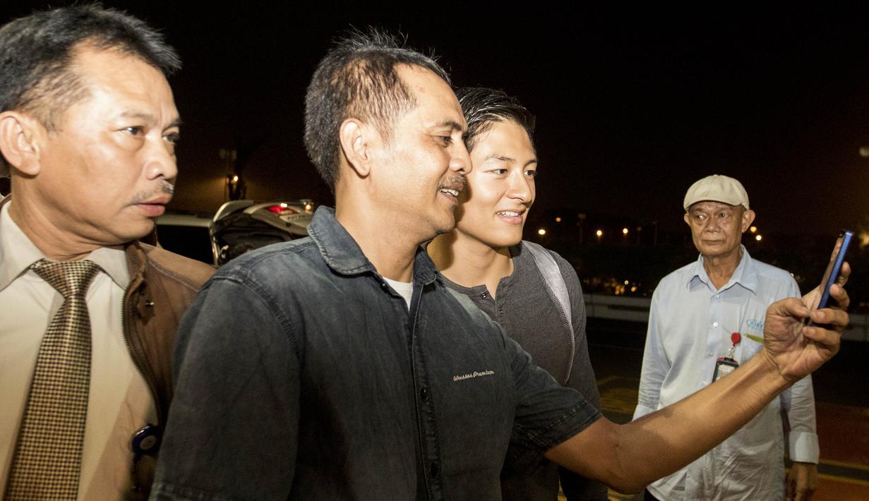 Dengan senyum khasnya Rio Haryanto menyapa masyarakat Indonesia yang berada di Bandara Soekarno-Hatta. (Bola.com/Vitalis Yogi Trisna)