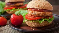 How to make salmon burger with canned and fresh fish. (Photo: timolina/Freepik)