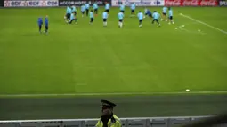 Menghindari tindak terrorisme, polisi Inggris melakukan penjagaan saat latihan timnas Prancis jelang laga ujicoba melawan Inggris di Stadion Wembley, Inggris, Senin (16/11/2015). (AFP Photo/Adrian Dennis)