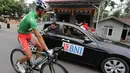 Pebalap Pishgaman Giant Team, Hossein Askari, mendapat perawatan dari tim dokter setelah terjatuh di Etape 8 Tour de Singkarak 2015 dari Simpang Ampek, Pasaman Barat dan finis di Lawang Park, Kabupaten Agam, Sabtu (10/10/2015). (Bola.com/Arief Bagus)