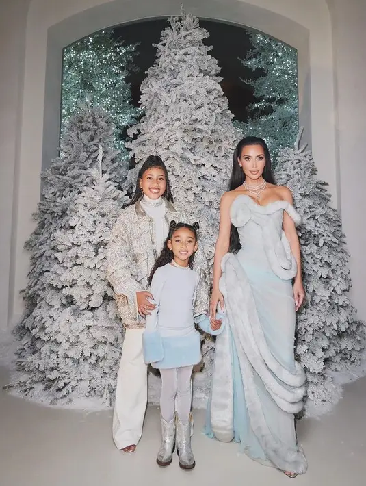 Kim Kardashian mengenakan gaun ice blue dari Mugler dihiasi dengan aksen bulu pada bagian dada dan bagian bawah gaun. [@kimkardashian]