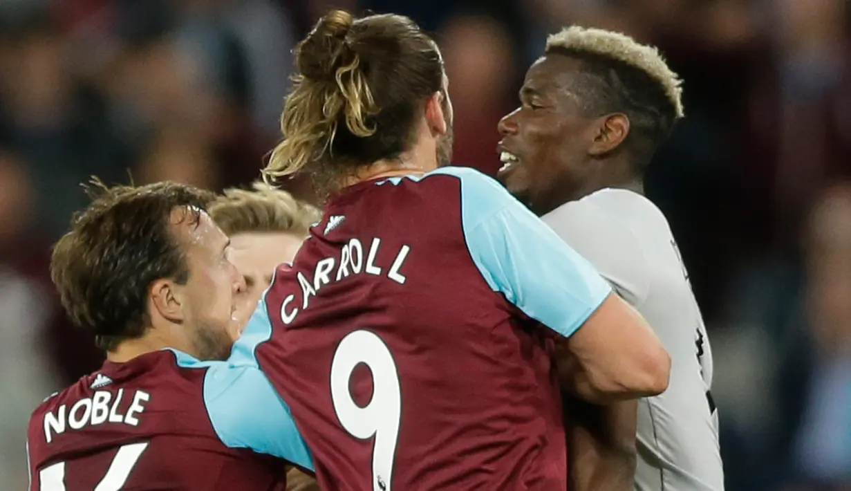 Pemain West Ham United Mark Noble terilbat bentrok dengan pemain Manchester United Paul Pogba saat pertandingan Liga Inggris di London Stadium di London (10/5). Bentrok terjadi usai pelangggaran terhadap Noble. (AP Photo / Alastair Grant)