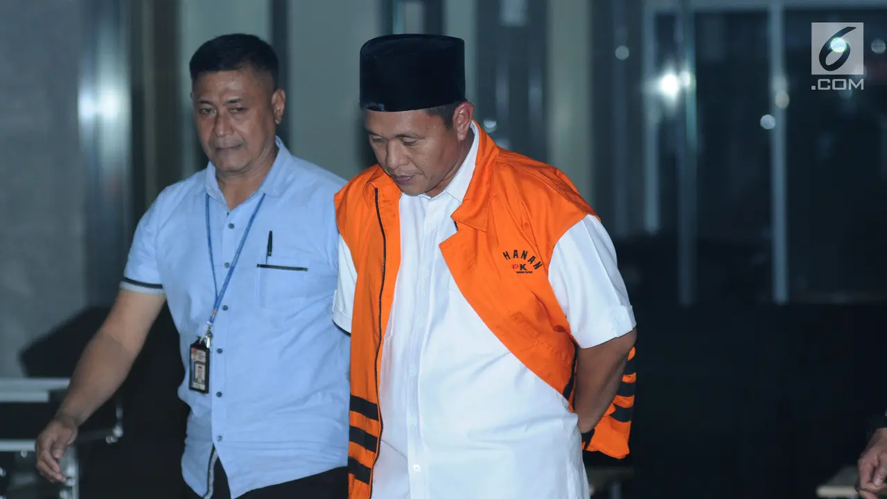 Jalani Pemeriksaan Usai Ditangkap KPK, Bupati Lampung Tengah Tertunduk Lesu