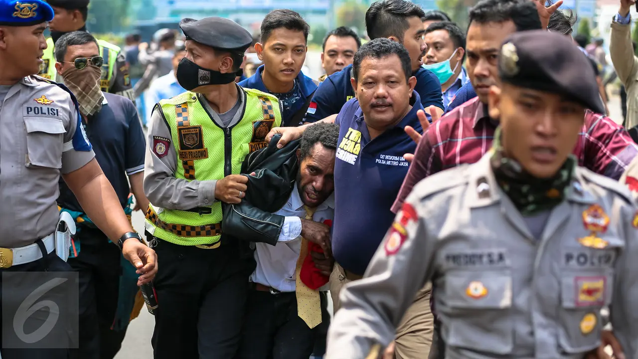 20151201-Polisi Bubar Paksa Ratusan Orang Papua yang Gelar Aksi 1 Desember -Jakarta